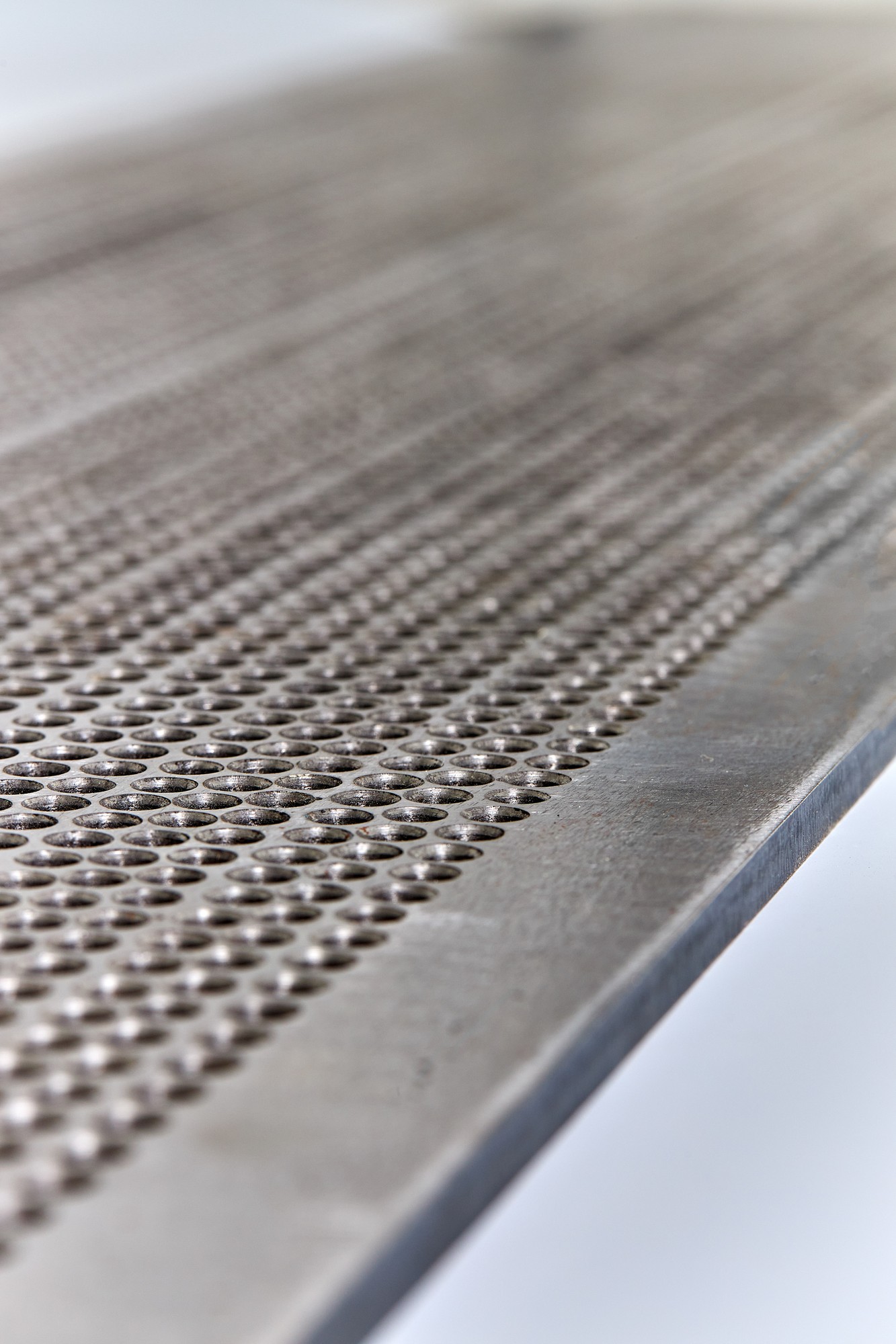 Perforated support table for a needle-punching machine
